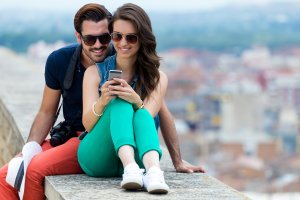 Casal usando o celular no Uruguai