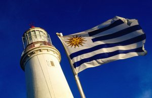 Que língua falam em Punta del Este: bandeira do Uruguai no Farol de Punta del Este