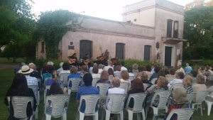 Museo Azotea de Ahedo em Punta del Este: apresentação musical