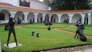 Museo Ralli em Punta del Este: pátio com esculturas