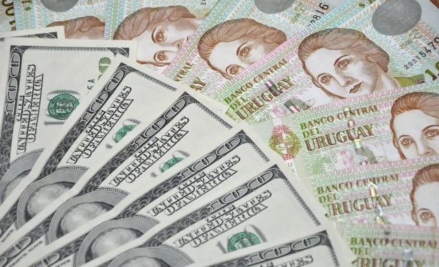 É melhor usar pesos uruguaios ou dólares no Uruguai?